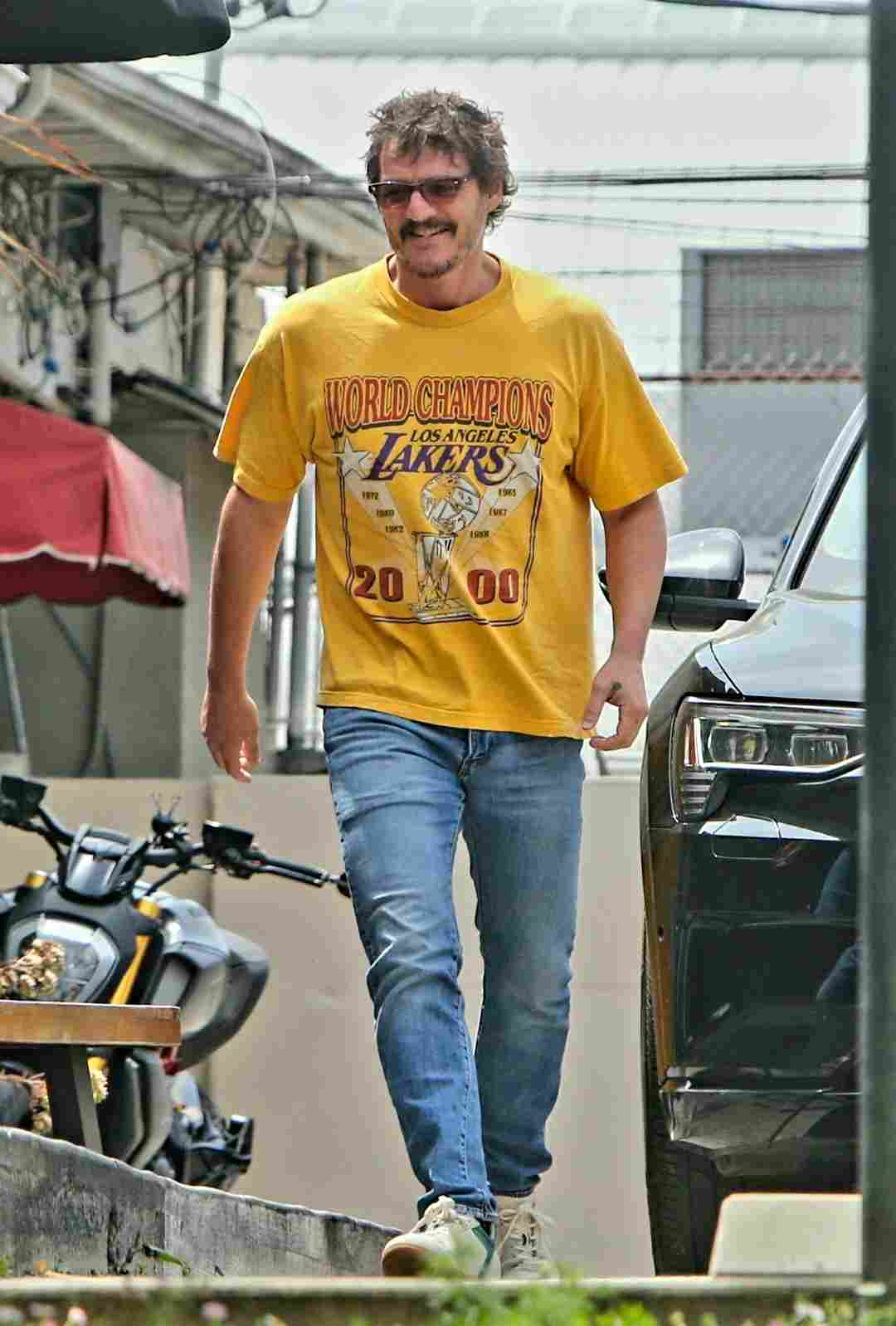 استایل روزمره مینیمال پدرو پاسکال – Pedro Pascal casual street style