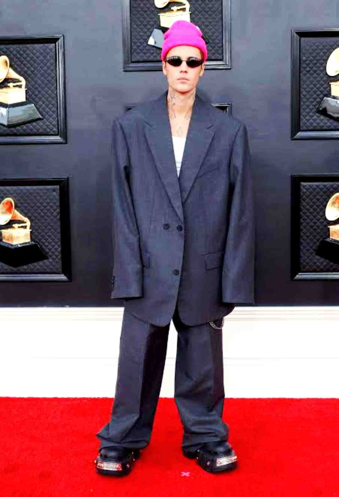 کت‌وشلوار اورسایز و کتانی جاستین بیبر – Justin Bieber oversized suit outfit