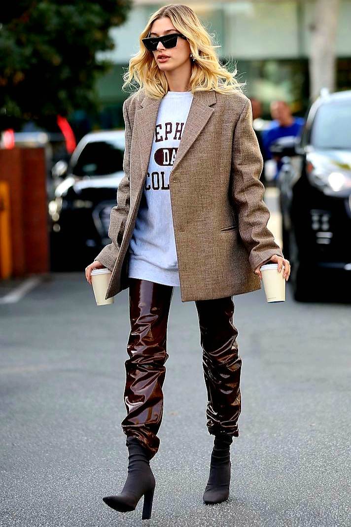 استایل خیابانی هایلی بیبر با بلیزر اورسایز – Hailey Bieber oversized blazer street style