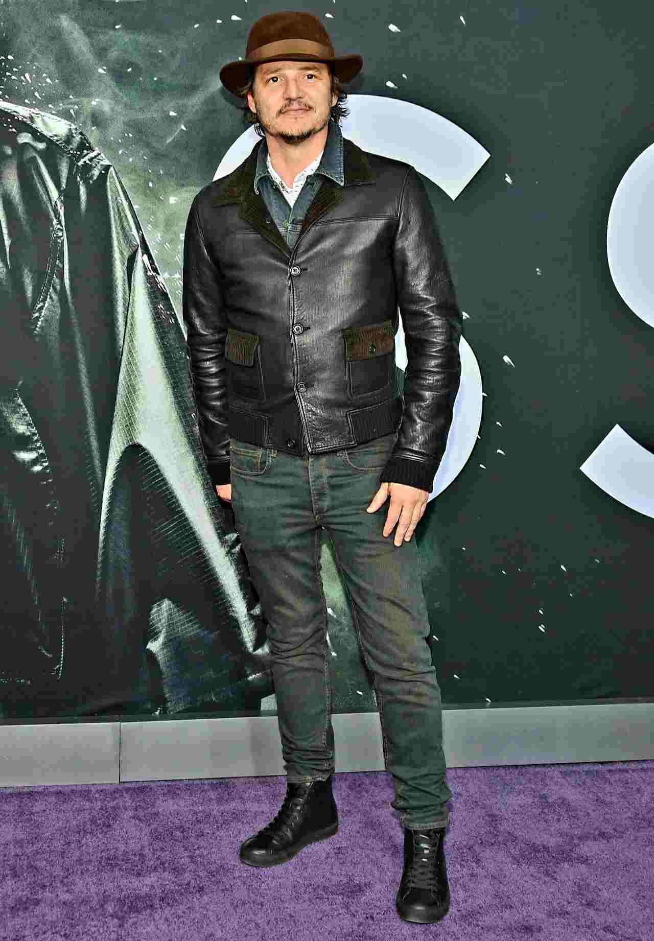 کت چرمی مشکی و تی‌شرت ساده پدرو پاسکال – Pedro Pascal leather jacket street style