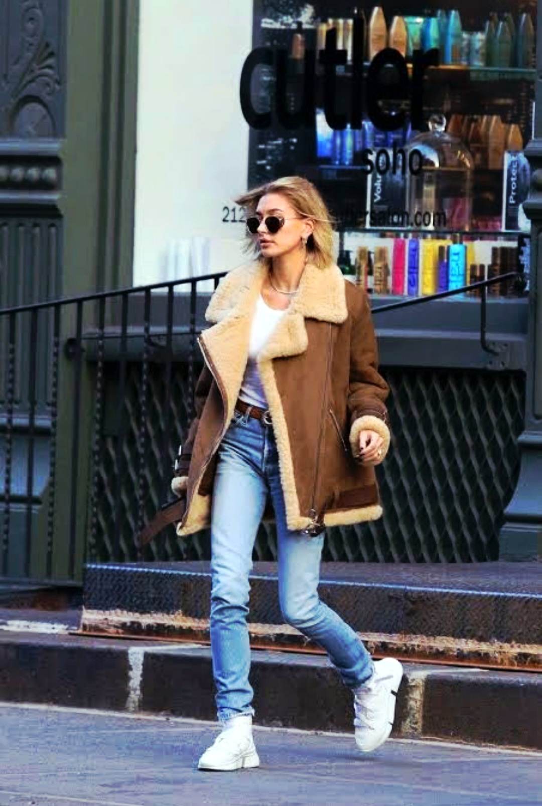 کت چرمی قهوه‌ای و شلوار جین هایلی بیبر – Hailey Bieber brown leather coat outfit