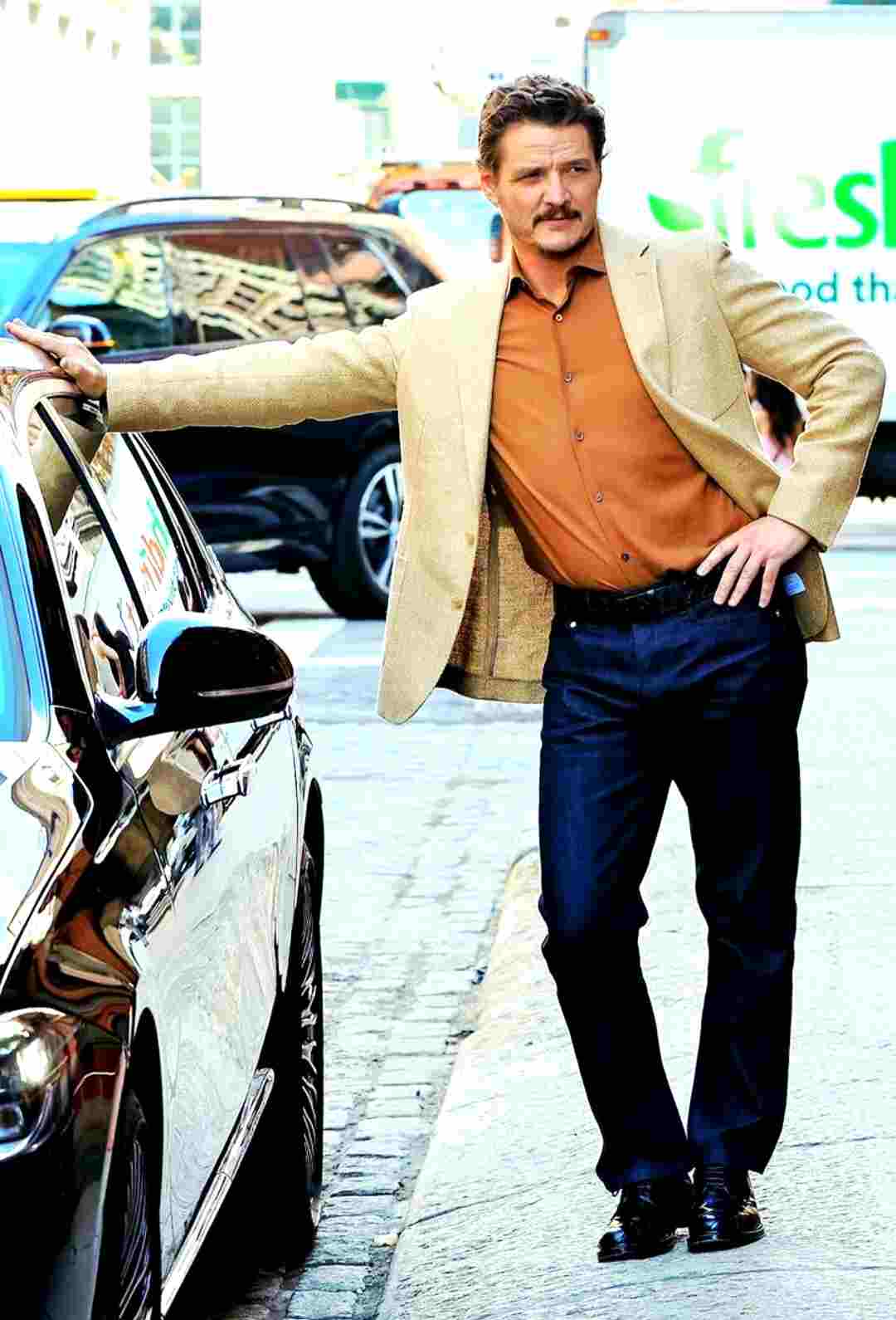 استایل اسمارت کژوال پدرو پاسکال با بلیزر – Pedro Pascal blazer casual outfit