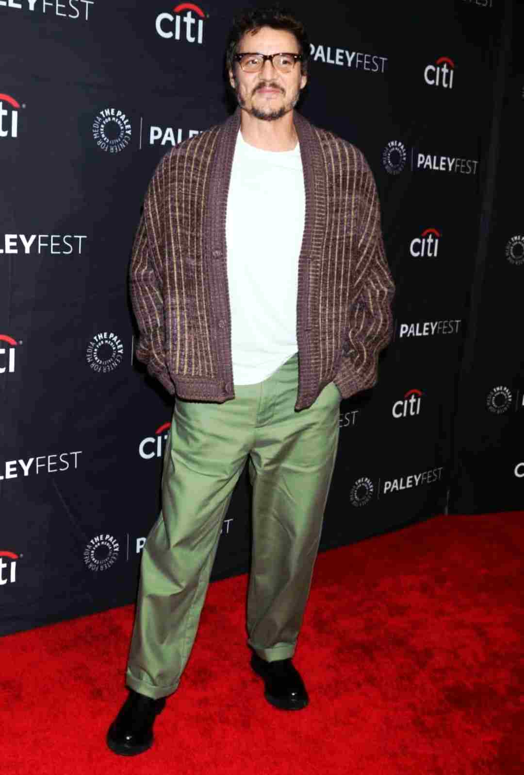 پلیور یقه گرد و شلوار پارچه‌ای پدرو پاسکال – Pedro Pascal sweater outfit