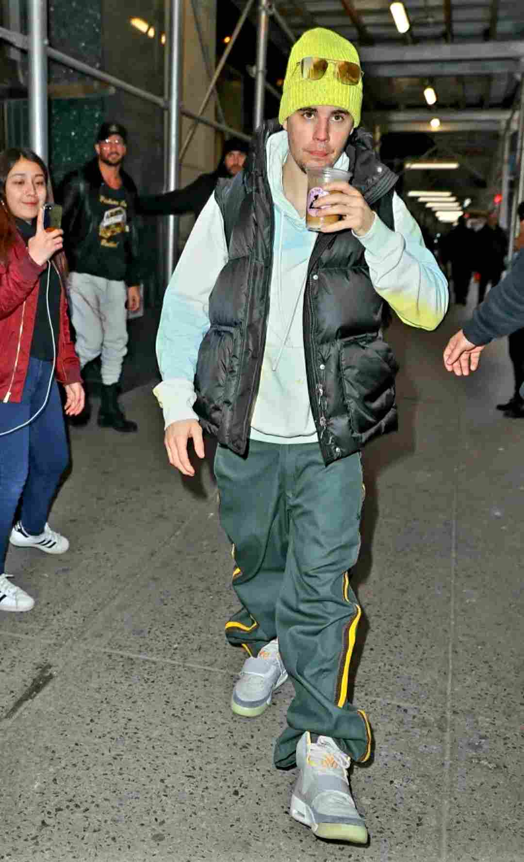 هودی بژ و جلیقه پافر جاستین بیبر – Justin Bieber beige hoodie puffer vest outfit