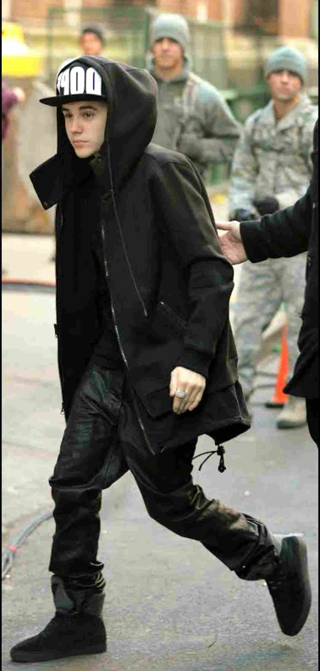 استایل تمام مشکی جاستین بیبر – Justin Bieber all black street outfit