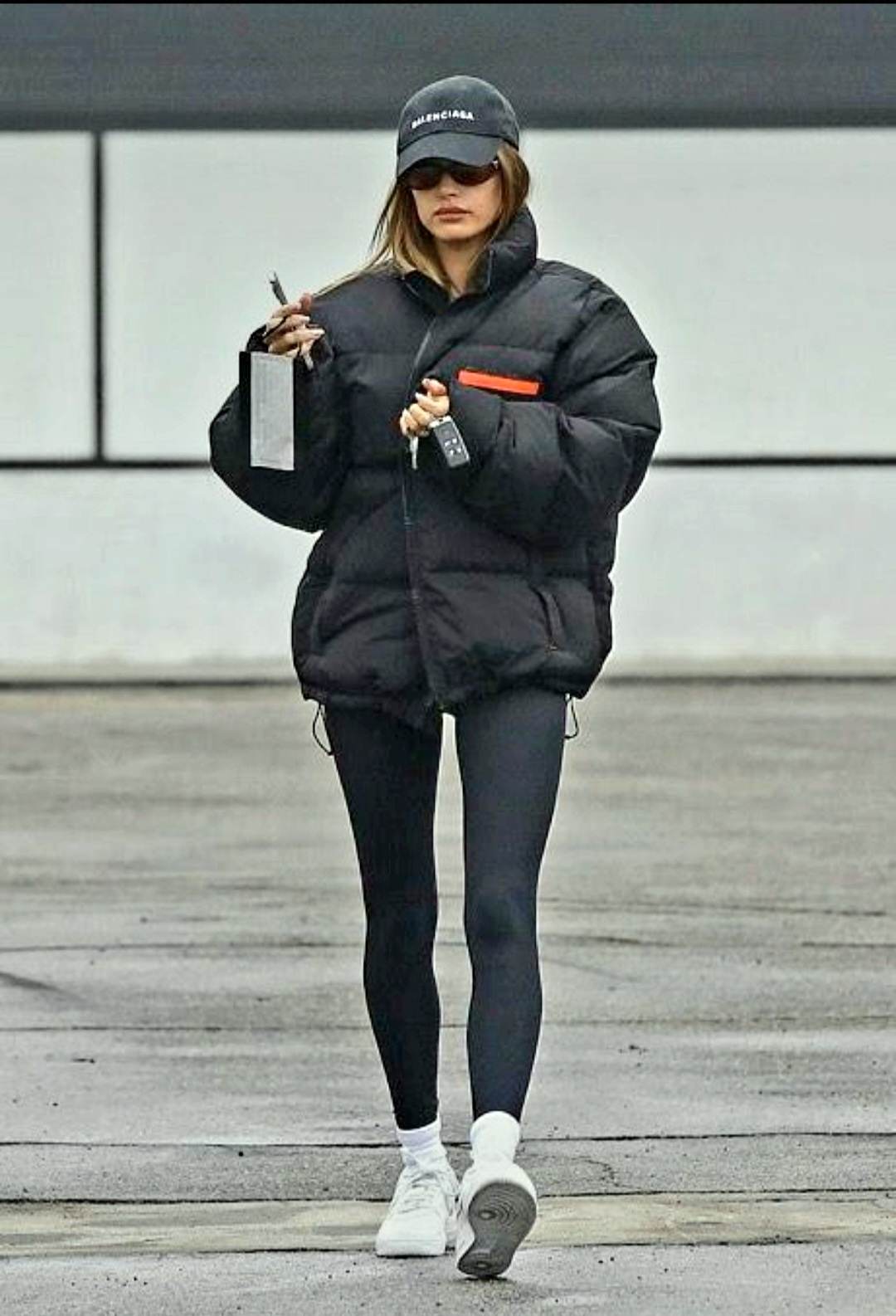 پافر مشکی و لگینگ مشکی هایلی بیبر – Hailey Bieber black puffer jacket outfit