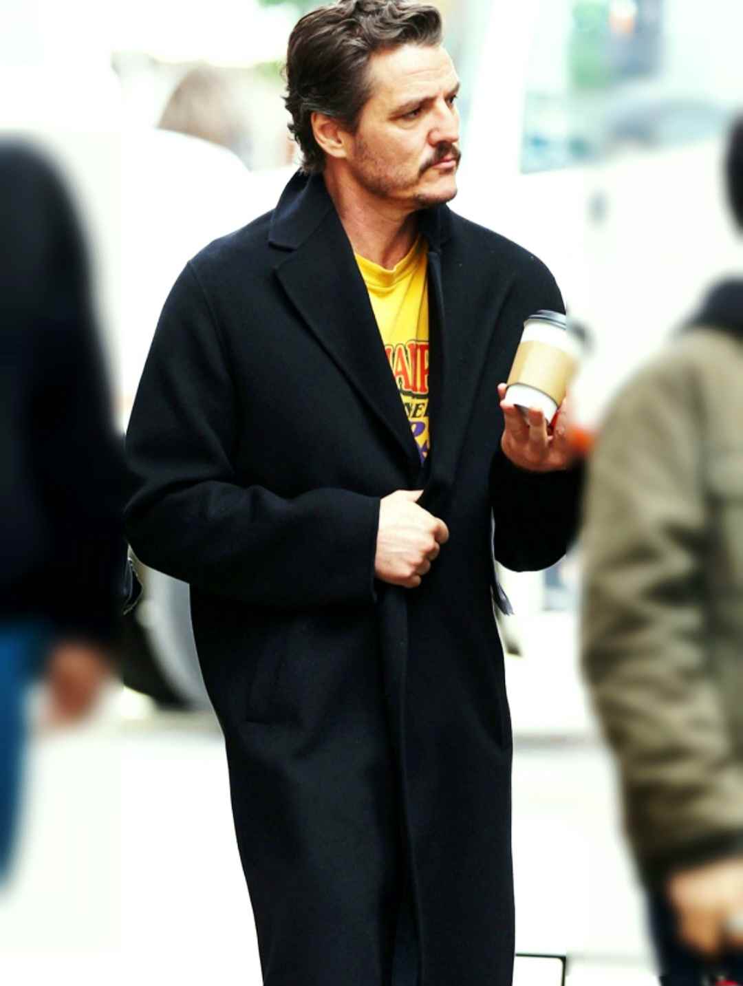 کت بلند تیره و بوت چرمی پدرو پاسکال – Pedro Pascal long coat street style
