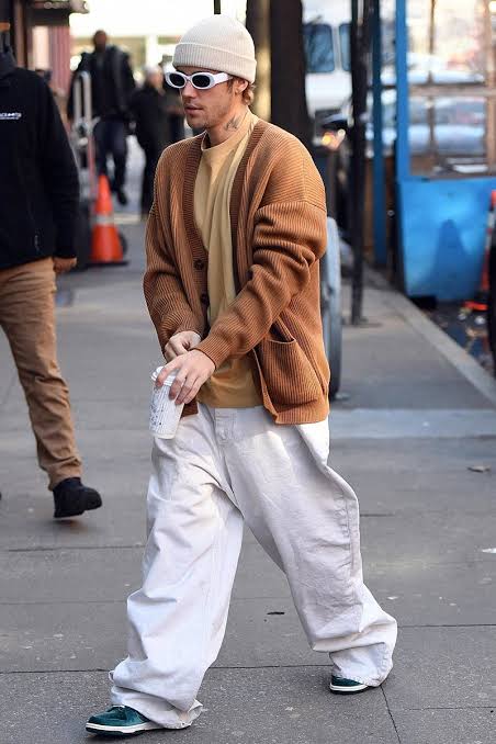 کت کتان قهوه‌ای و جین گشاد جاستین بیبر – Justin Bieber corduroy jacket outfit