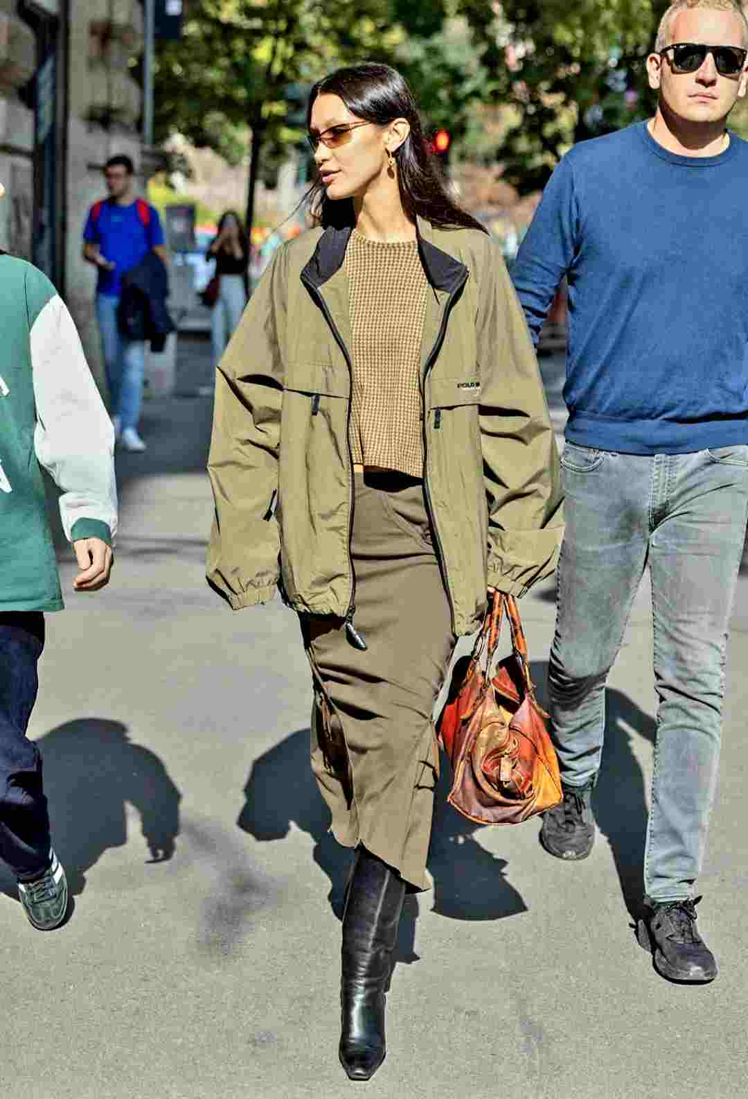ترنچ کت بژ و بوت قهوهای بلا حدید – Bella Hadid beige trench coat outfit