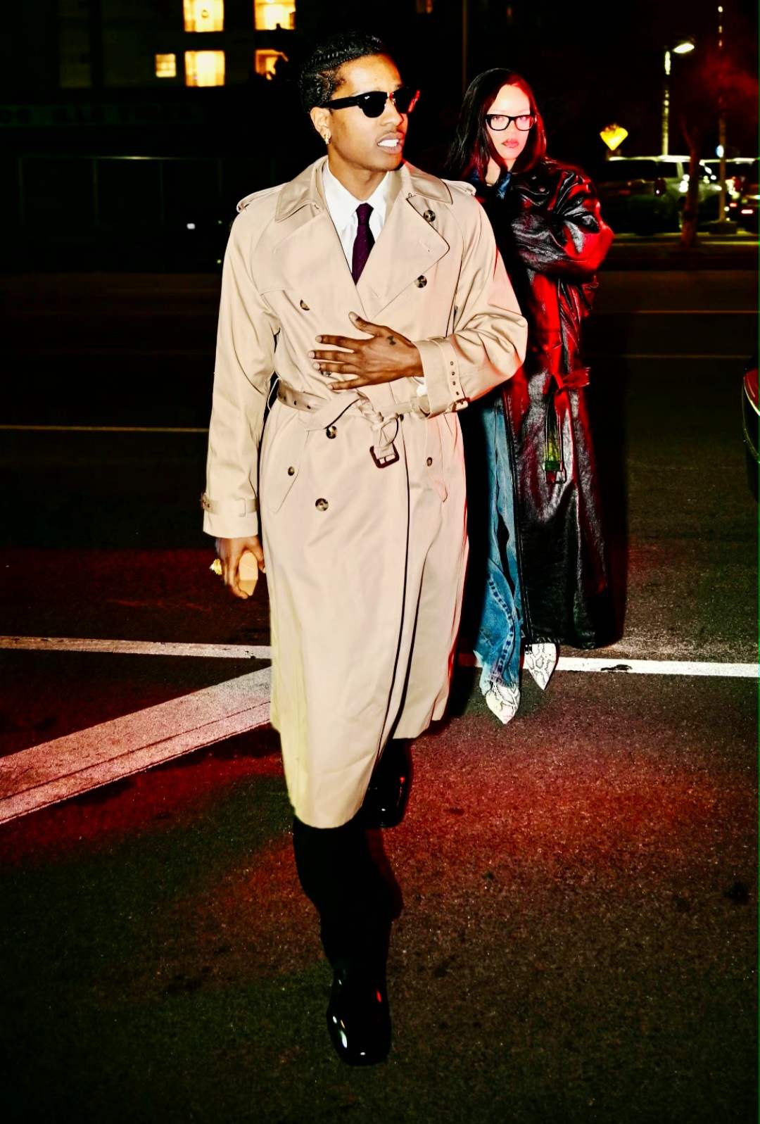 ترنچکت بژ و کتانی سفید ایسَپ راکی – ASAP Rocky beige trench coat street style