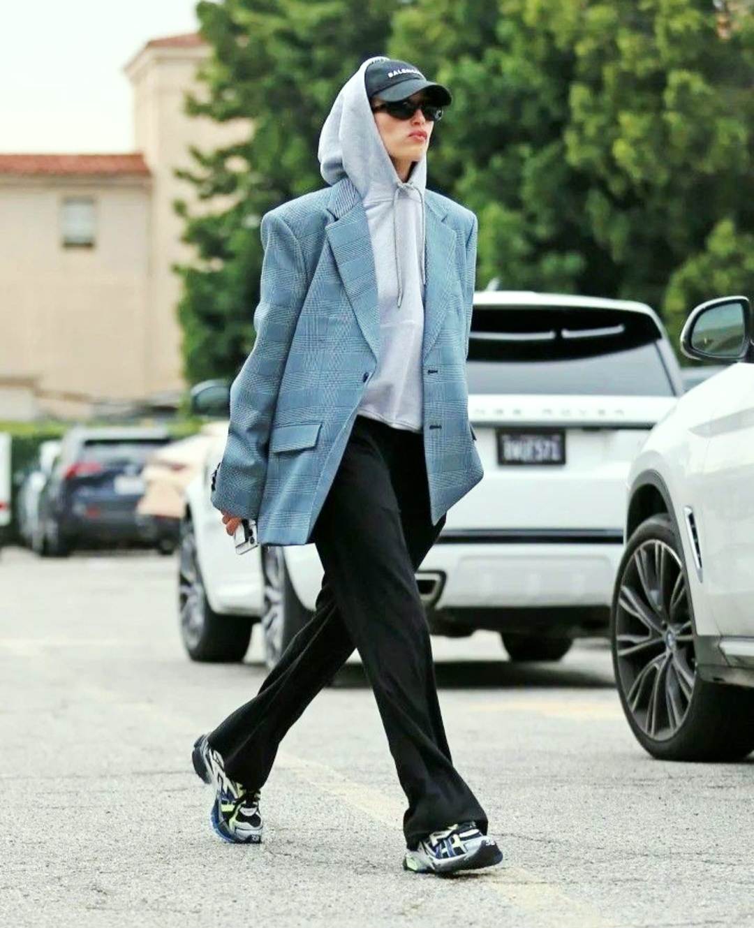 کت جین و هودی طوسی هایلی بیبر – Hailey Bieber denim jacket layered look