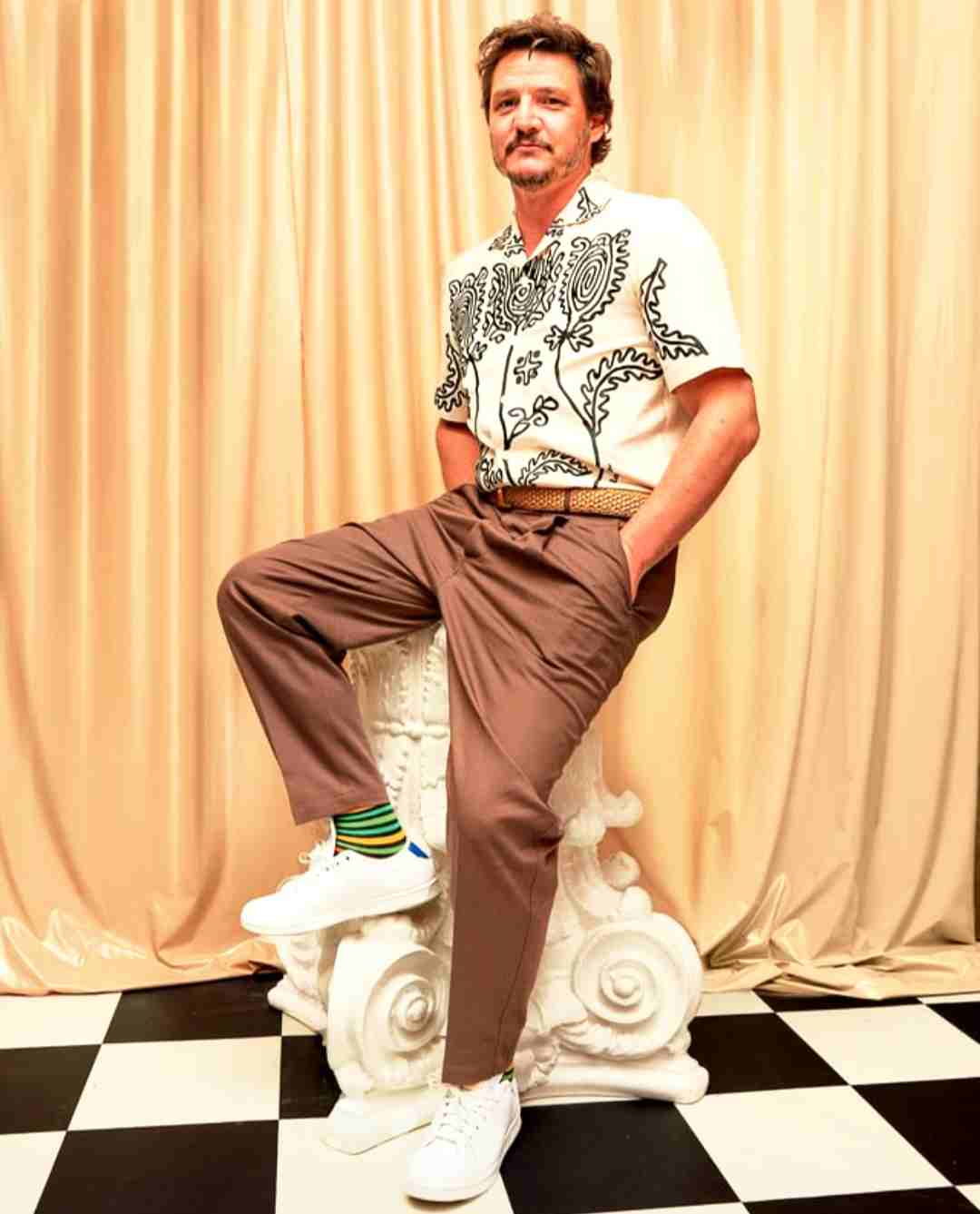 پیراهن یقه باز و شلوار راسته پدرو پاسکال – Pedro Pascal open collar look