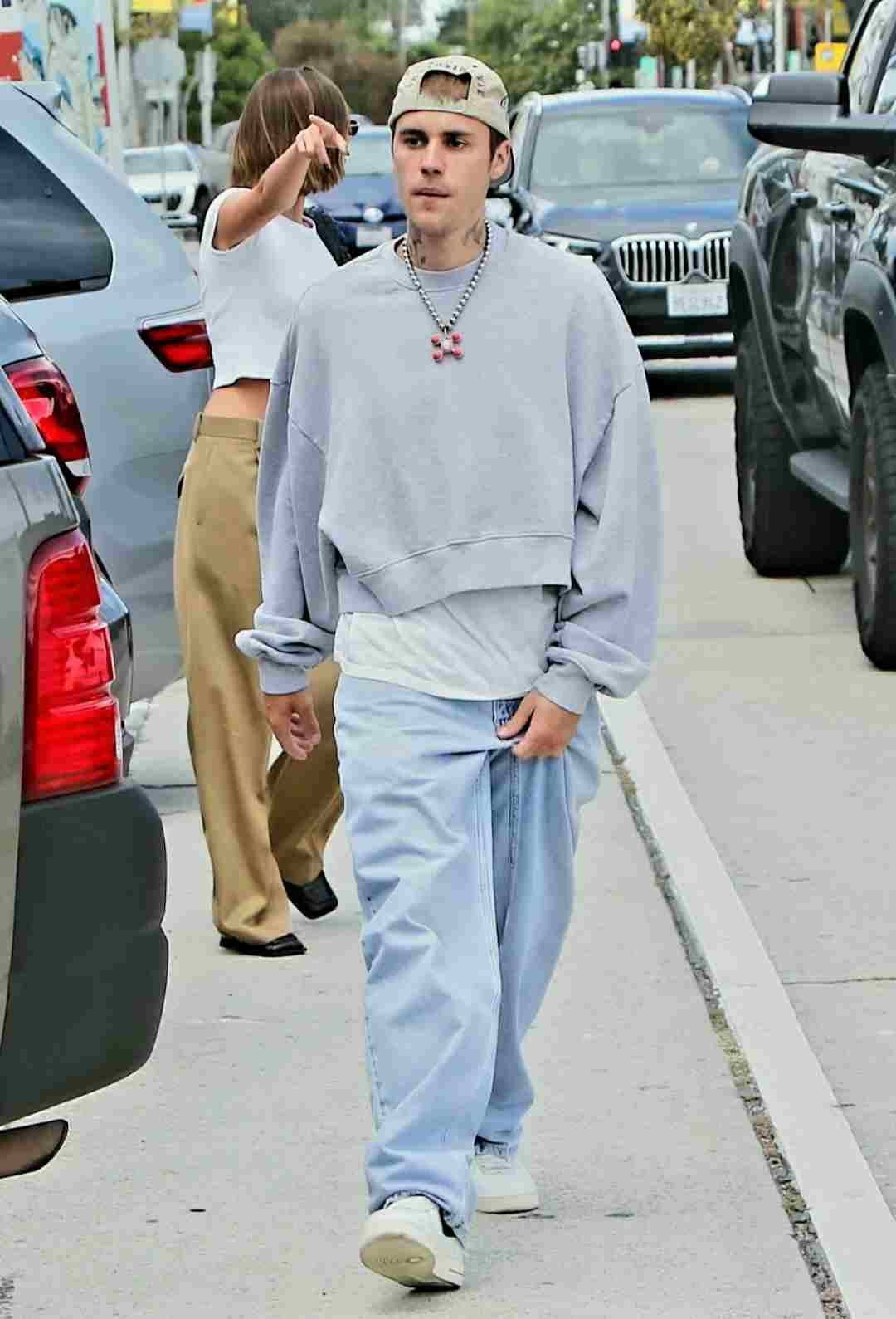 ست نایک تک‌فلیس و کتانی سفید جاستین بیبر – Justin Bieber Nike tech fleece outfit