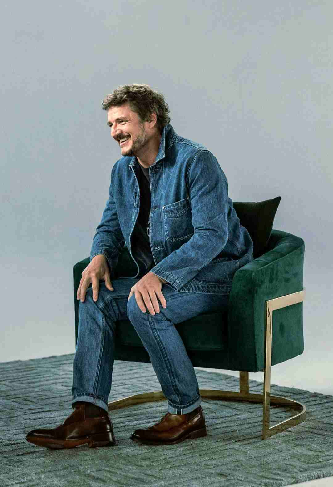 کت جین تیره و تی‌شرت ساده پدرو پاسکال – Pedro Pascal denim jacket outfit