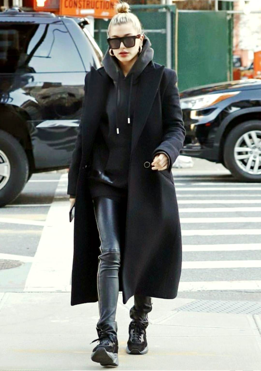 استایل تمام‌مشکی مینیمال هایلی بیبر – Hailey Bieber all black street outfit