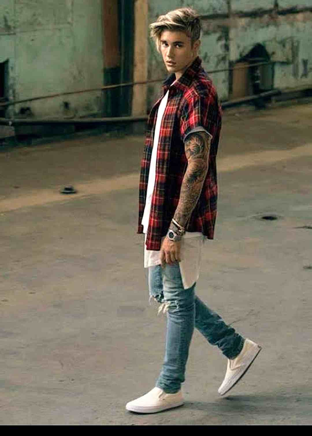 پیراهن فلنل اورسایز و جین زاپدار جاستین بیبر – Justin Bieber flannel street outfit