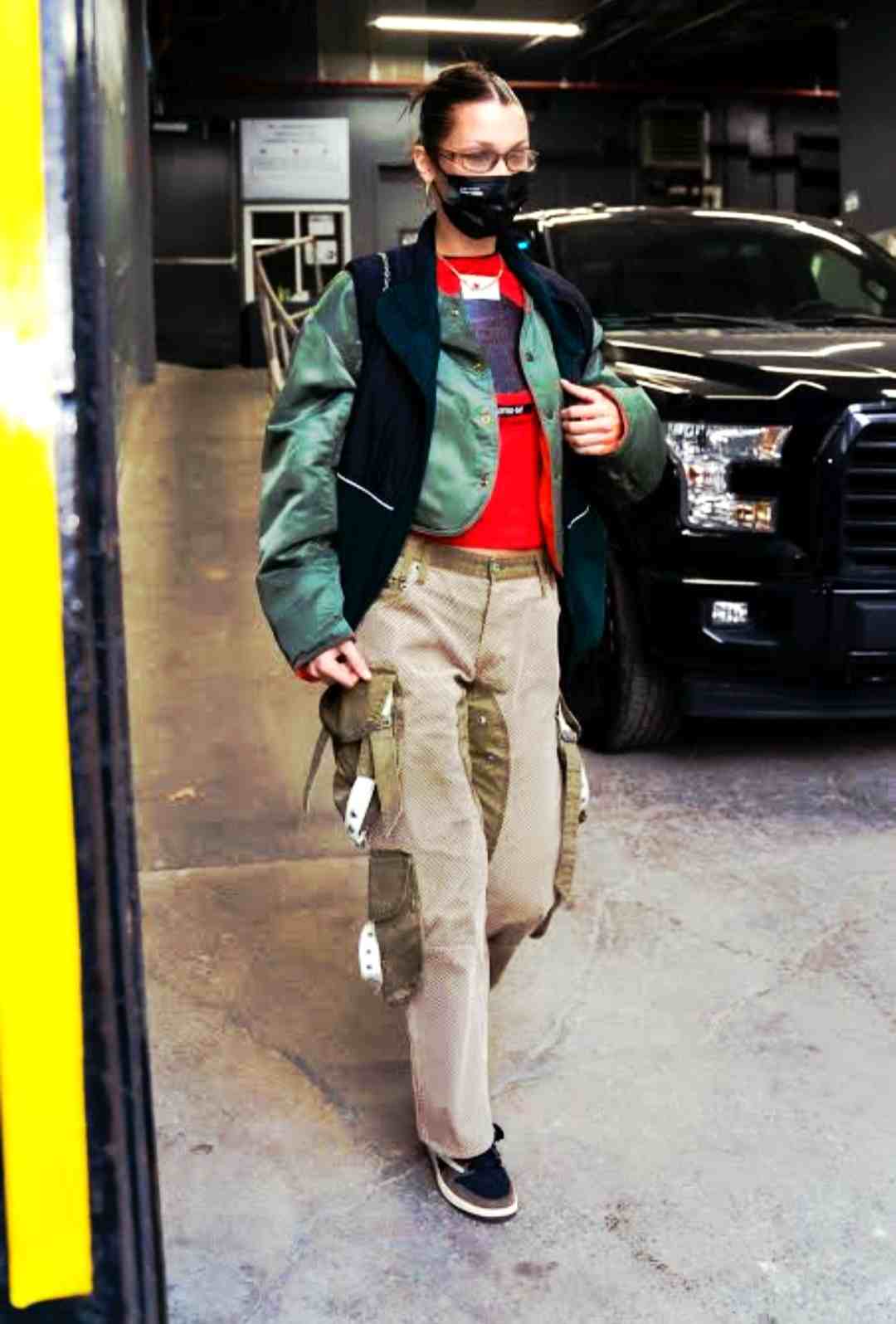 شلوار کارگو سبز و کت کوتاه بلا حدید – Bella Hadid green cargo pants outfit