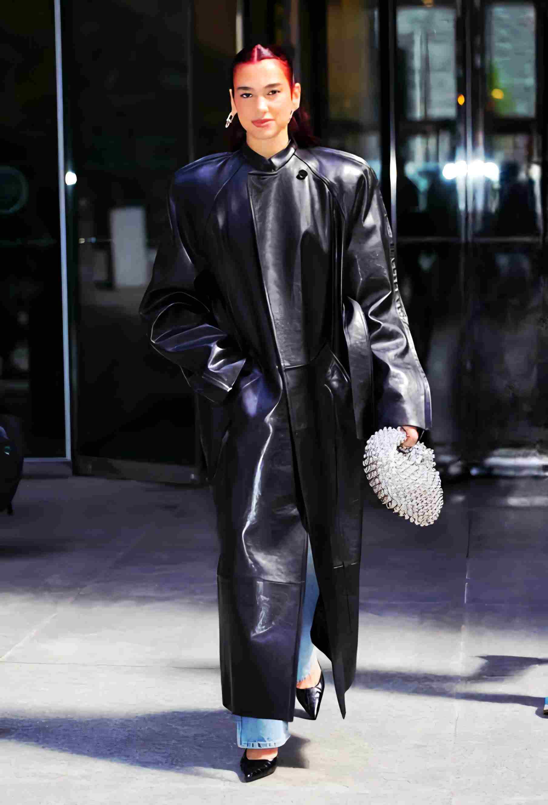 کت چرم مشکی و استریت‌استایل دوا لیپا – Dua Lipa black leather jacket street style