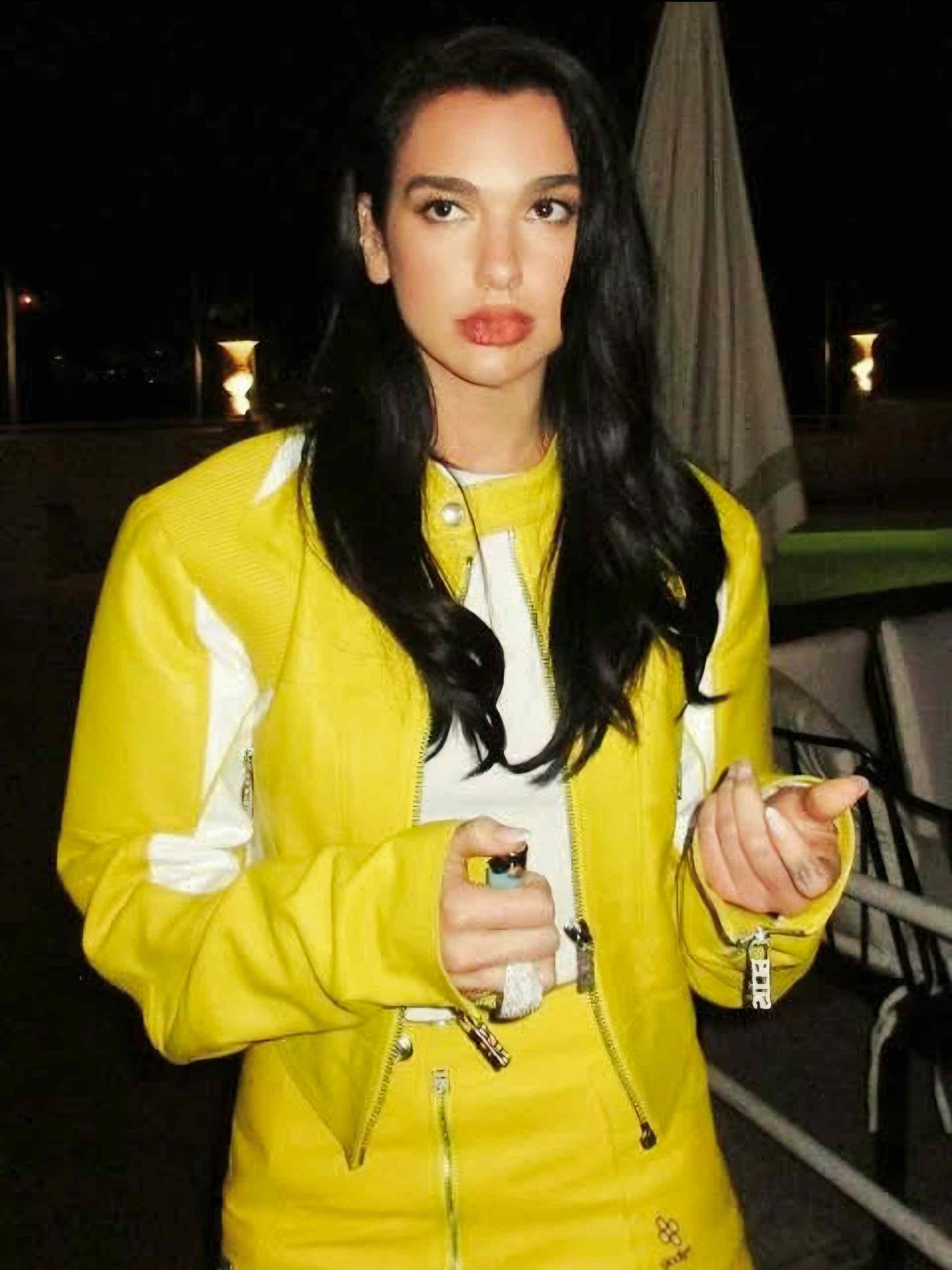 کاپشن زرد کوتاه و جین دوا لیپا – Dua Lipa yellow cropped jacket outfit