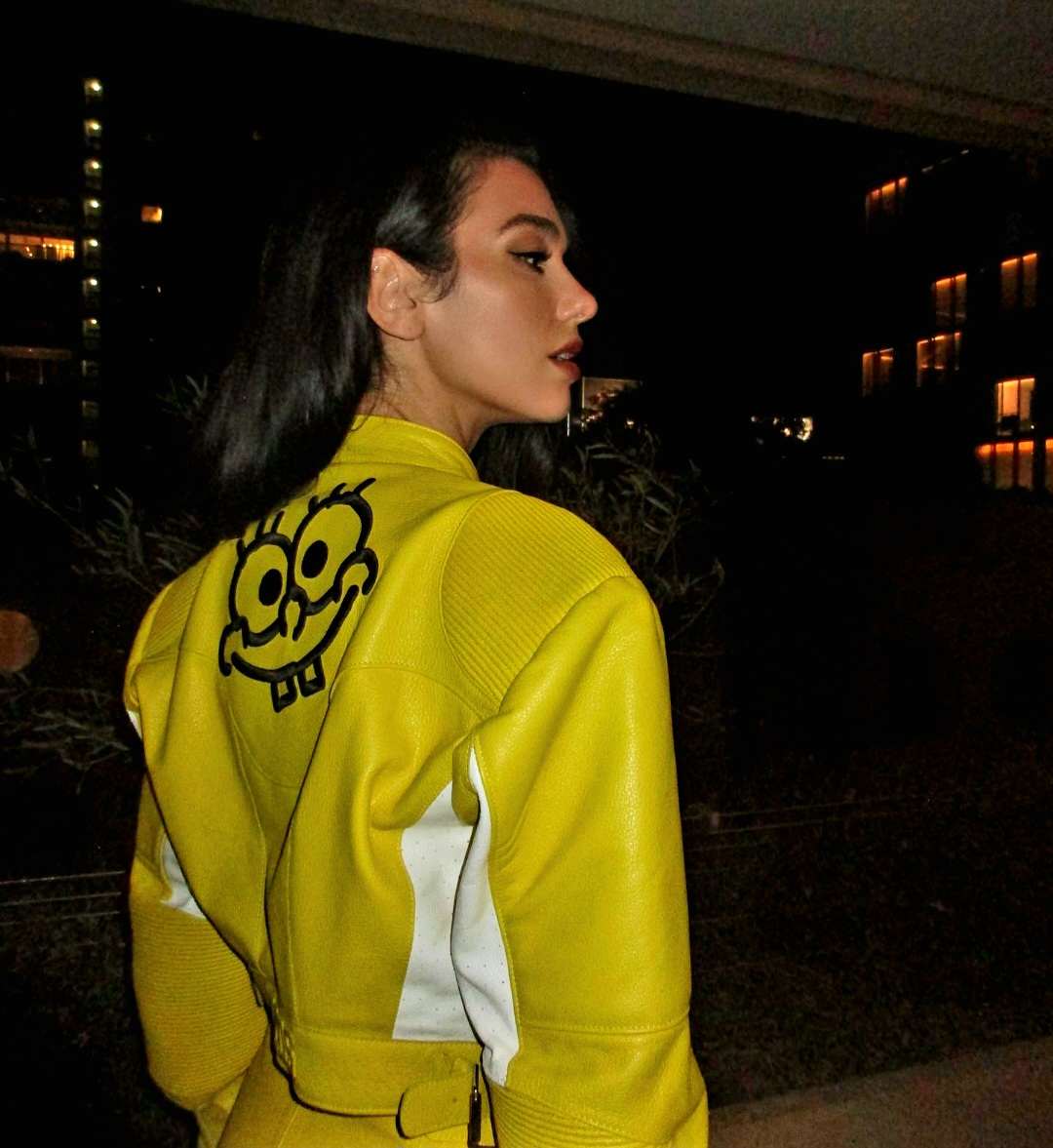 کاپشن زرد کوتاه و جین دوا لیپا – Dua Lipa yellow cropped jacket outfit 2