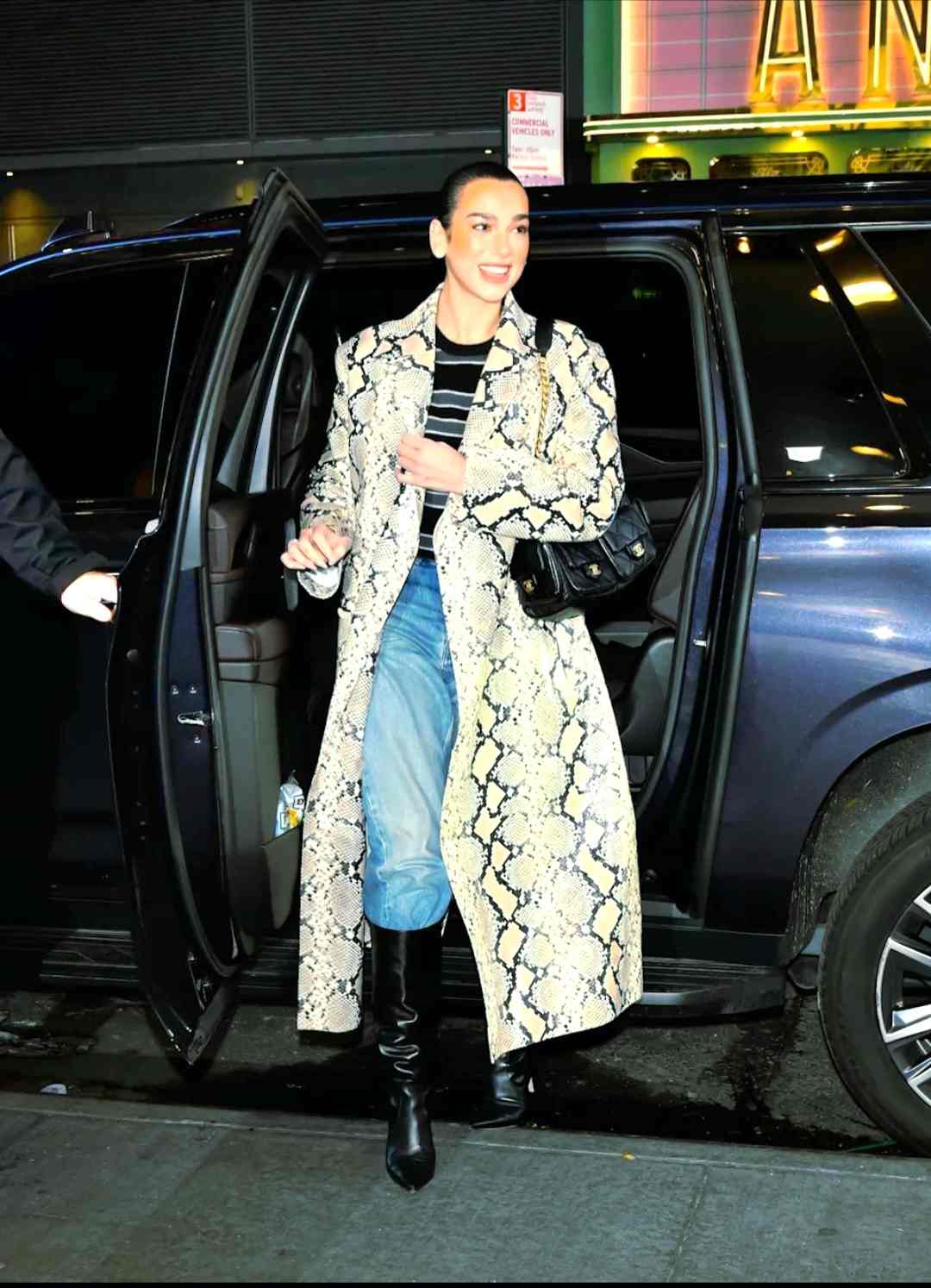 پلیور اورسایز و بوت بلند دوا لیپا – Dua Lipa oversized sweater knee boots street style