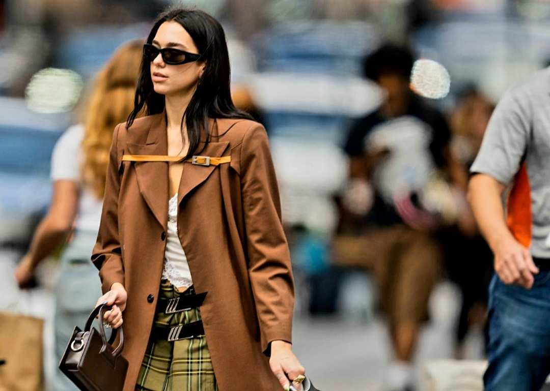 بلیرز قهوه‌ای و استایل خیابانی دوا لیپا – Dua Lipa brown blazer outfit