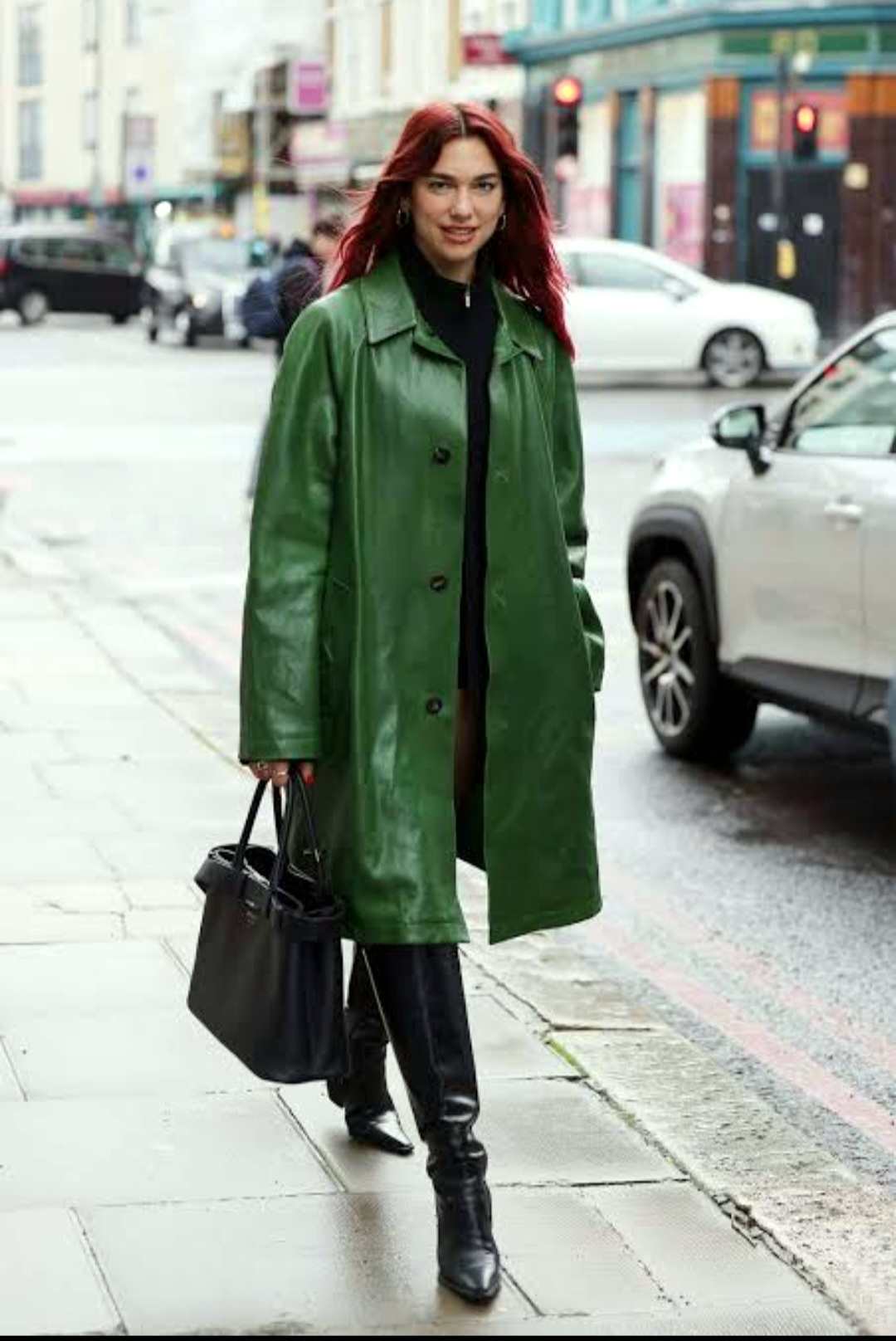 کاپشن کویینت سبز و جین گشاد دوا لیپا – Dua Lipa green quilted jacket outfit