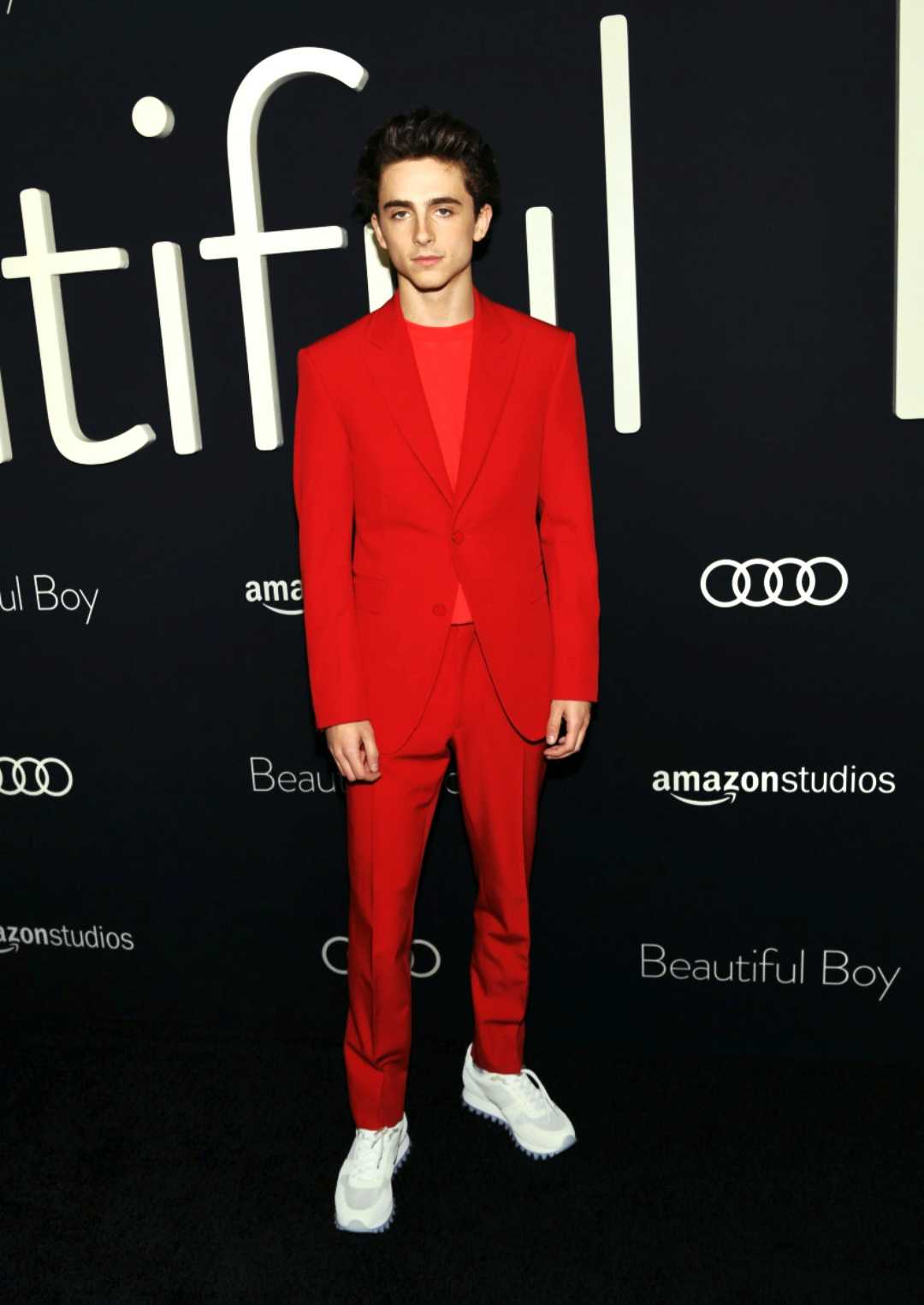 کت قرمز روشن تیموتی شالامی در فرش قرمز – Timothée Chalamet bright red suit