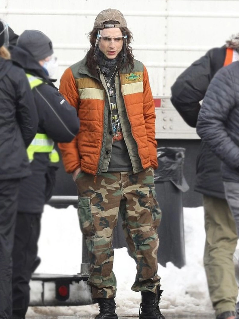 استایل پاییزی تیموتی شالامی با پیراهن طرح‌دار و کاپشن پافر – Timothée Chalamet patterned shirt puffer jacket