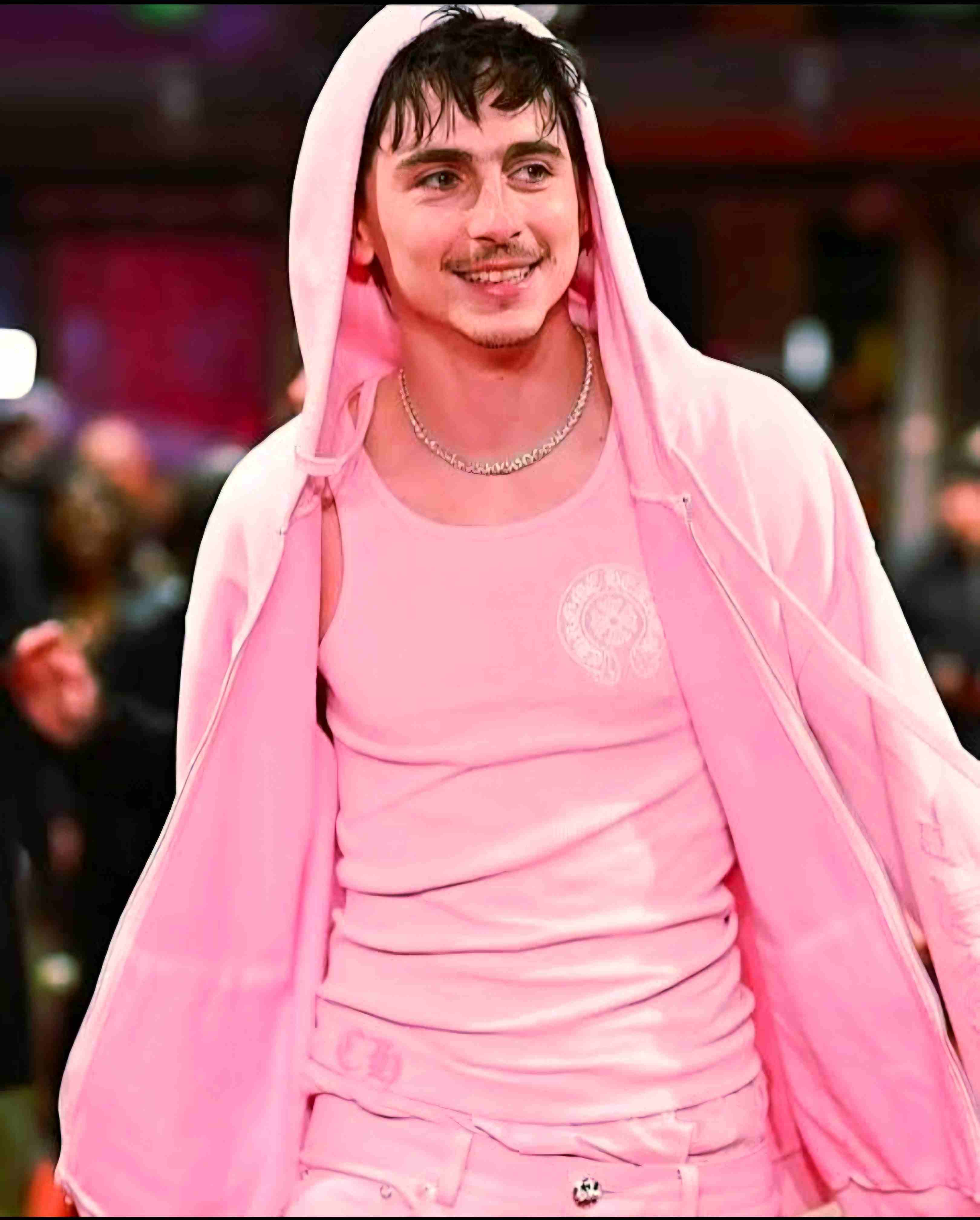 استریت استایل تیموتی شالامی با هودی صورتی – Timothée Chalamet pink hoodie street style