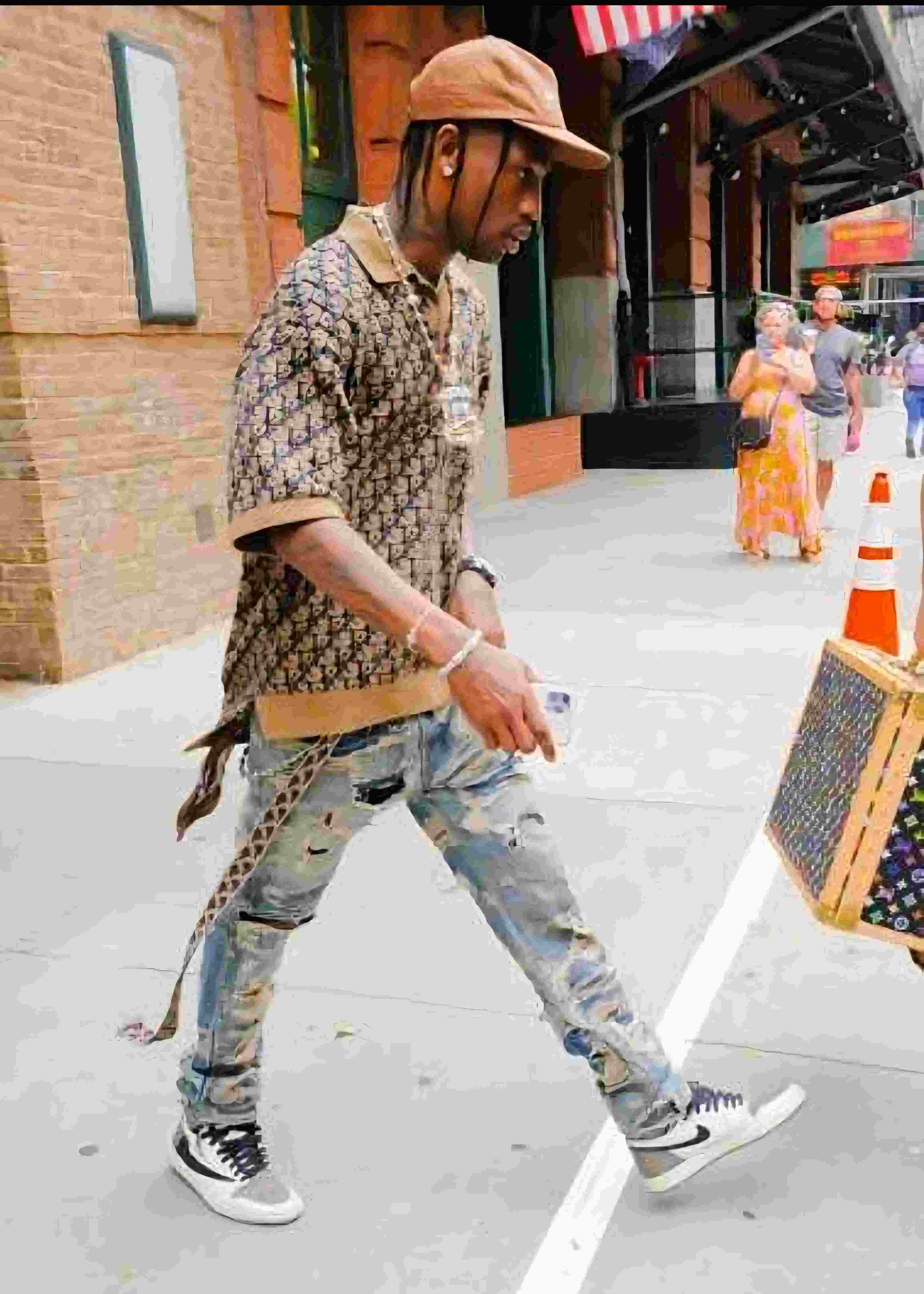 Travis Scott oversized T-shirt street style