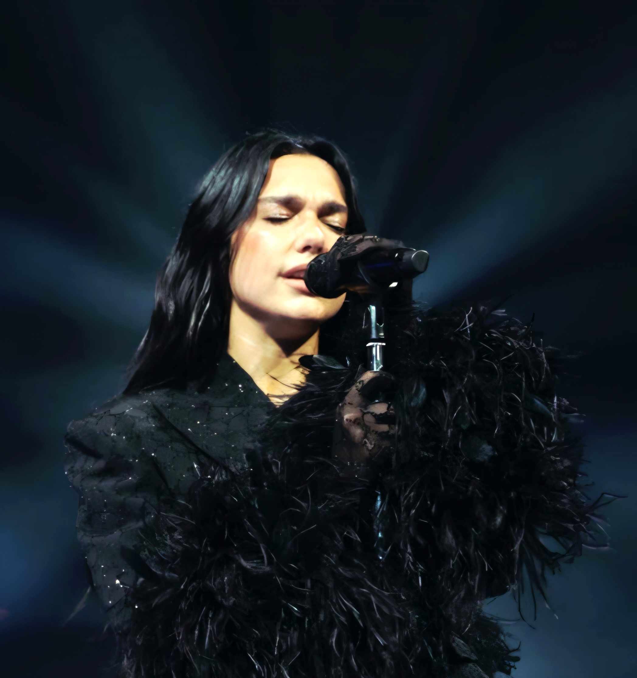 ۱۰ استایل خیابانی دوآ لیپا که جهان مد را دیوانه کرد