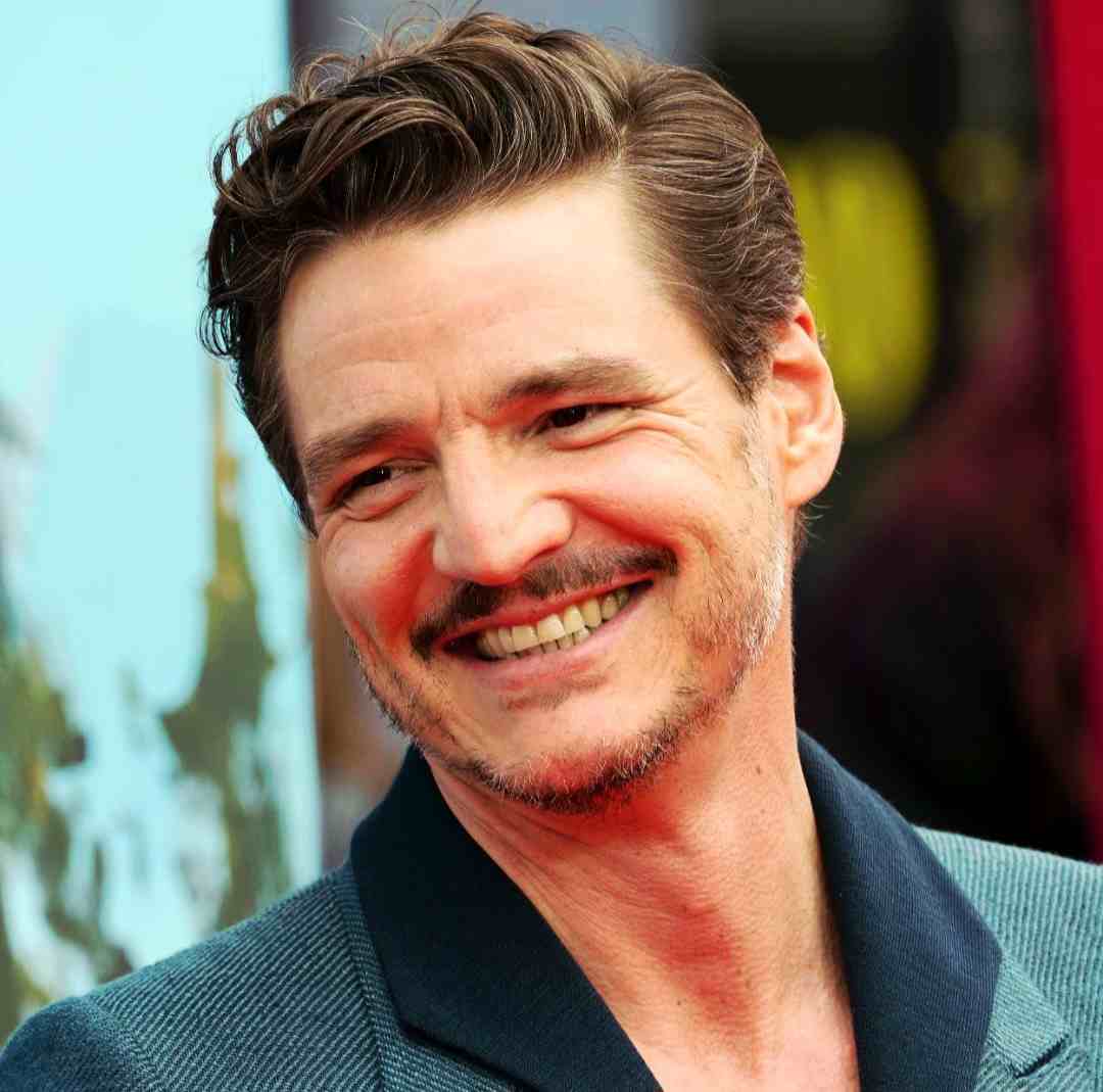 ۱۰ استایل مردانه پدرو پاسکال که تعریف جدیدی از شیک‌پوشی بالغ ساخت